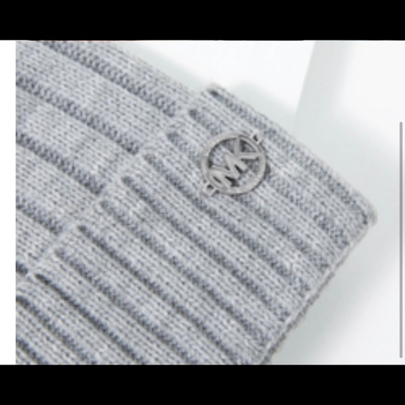 Michael Kors gray beanie with Pom ❄️♦️ - Picture 2 of 8